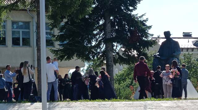 Slikavanje kod Tesle na njegovu trgiću koji nema ni face ni lisa zahvaljujući lokalnim čelnicima
                                                                                                                                                        